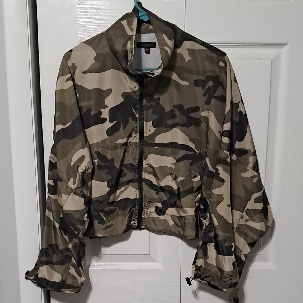 Camouflage Cropped Jacket With Enclosed Zipper Pouch